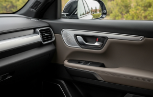 ریویان بعد از شکایتهای شبیه به تسلا، دستگیرههای داخلی درش رو دوباره طراحی میکونه ریویان بعد از شکایتهای شبیه به تسلا، دستگیرههای داخلی درش رو دوباره طراحی میکونه